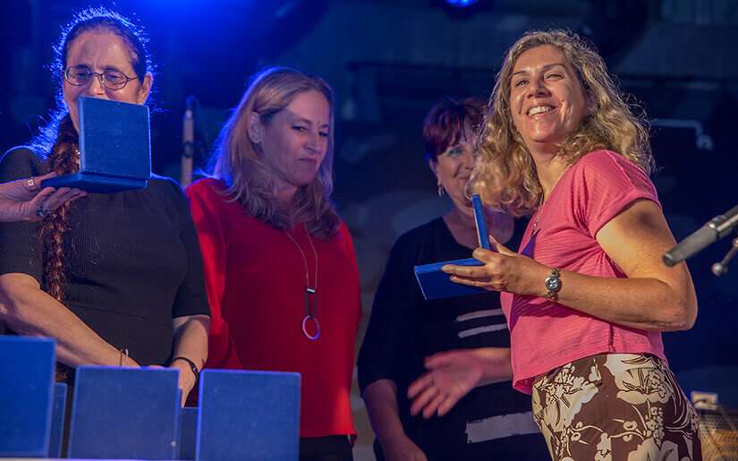 שרון שמש - פעילה למען נכות צהל - מקבלת מגן הוקרה שרון שמש - פעילה למען נכות צהל - מקבלת מגן הוקרה