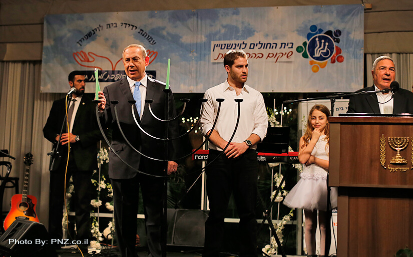 ראש הממשלה מר בניימין נתניהו מדליק נר חונכה עם נכי צהל