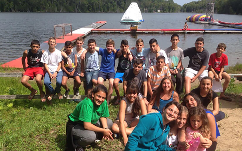 בני ובנות המצווה ליד האגם במחנה קנדה 2015