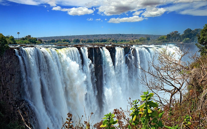 מטיילים במפלי וויקטוריה האגדתיים מטיילים במפלי וויקטוריה האגדתיים