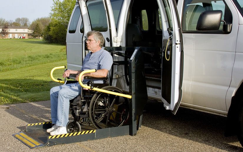 נכה יורד מרכב מסחרי בעזרת מעלון