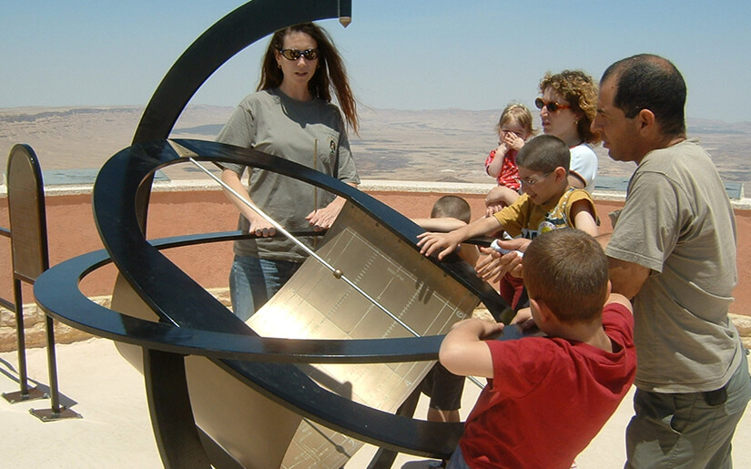 שעון השמש על גג מרכז המבקרים שעון השמש על גג מרכז המבקרים