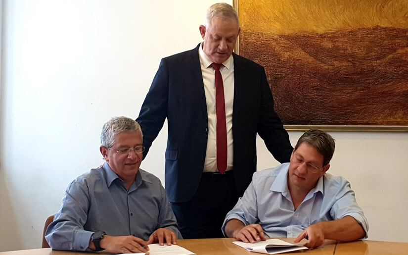 יושב ראש ארגון נכי צהל עידן קלימן עם שר הביטחון בני גנץ ומנכל משרד הביטחון אמיר אשל - זכויות יוצרים : סעיף 27א לחוק זכויות היוצרים יושב ראש ארגון נכי צהל עידן קלימן עם שר הביטחון בני גנץ ומנכל משרד הביטחון אמיר אשל - זכויות יוצרים : סעיף 27א לחוק זכויות היוצרים