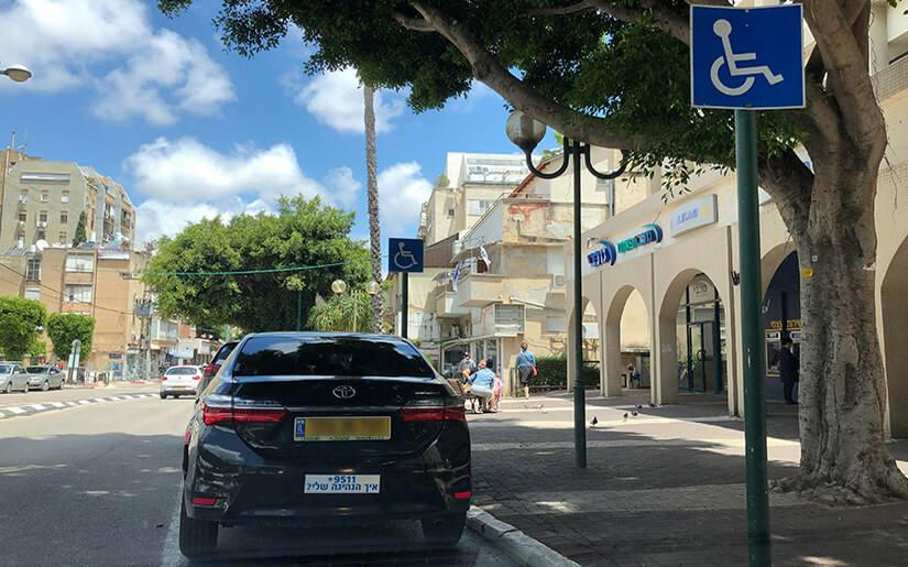 הרכבים מסתירים את המעבר של כיסא הגלגלים ומסכנים את חייו של הנכה הרכבים מסתירים את המעבר של כיסא הגלגלים ומסכנים את חייו של הנכה