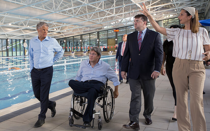 רוברט וילקי בסיור בבריכה של בית הלוחם תל אביב רוברט וילקי בסיור בבריכה של בית הלוחם תל אביב