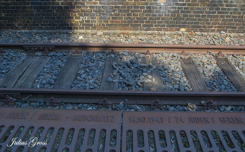 מגן דוד עשוי אבנים על מסילת הרכבת ממנה נלקחו יהודים בדרכם למחנות ההשמדה