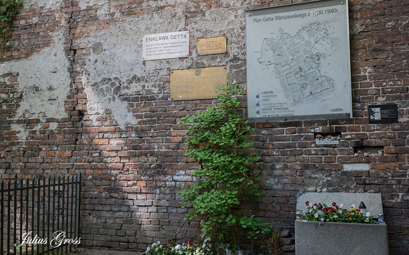 שרידי חומת גטו ורשה - פולין