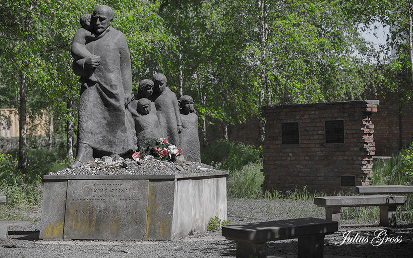 האנדרטה לזכרו של יאנוש קורצאק בבית הקברות היהודי בורשה