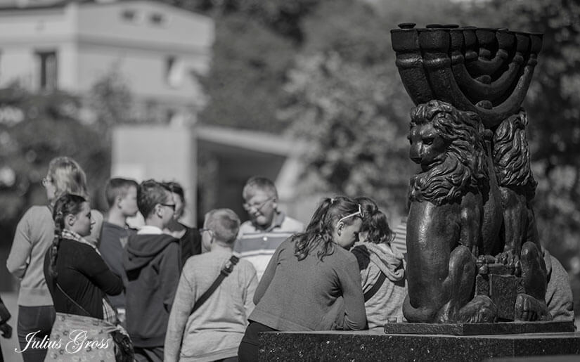 משלחות של בני נוער מישראל באנדרטת השואה בעיר ורשה פולין