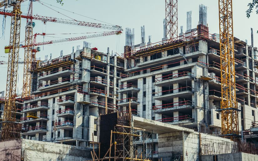 זוג בניינים עם מרכז מסחרי בפרוייקט עירוב שימושים בתל אביב