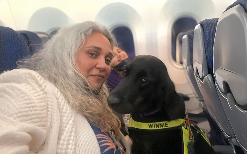 דנה פנחסוב - יו"ר מחוז ירושלים בארגון נכי צה"ל בטיסה עם כלב שירות