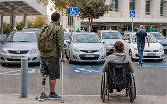 חניית נכים נגישה ורכב עם תג חניה לנכה כחלק מהדיון ברפורמת תגי הנכה וזכויות נכי צה"ל, תמונה: AI