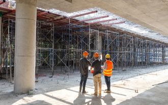 צוות באתר בנייה