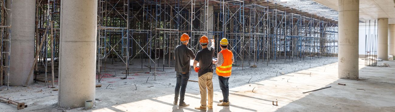 מהנדס בנייה באתר מדבר בנייד